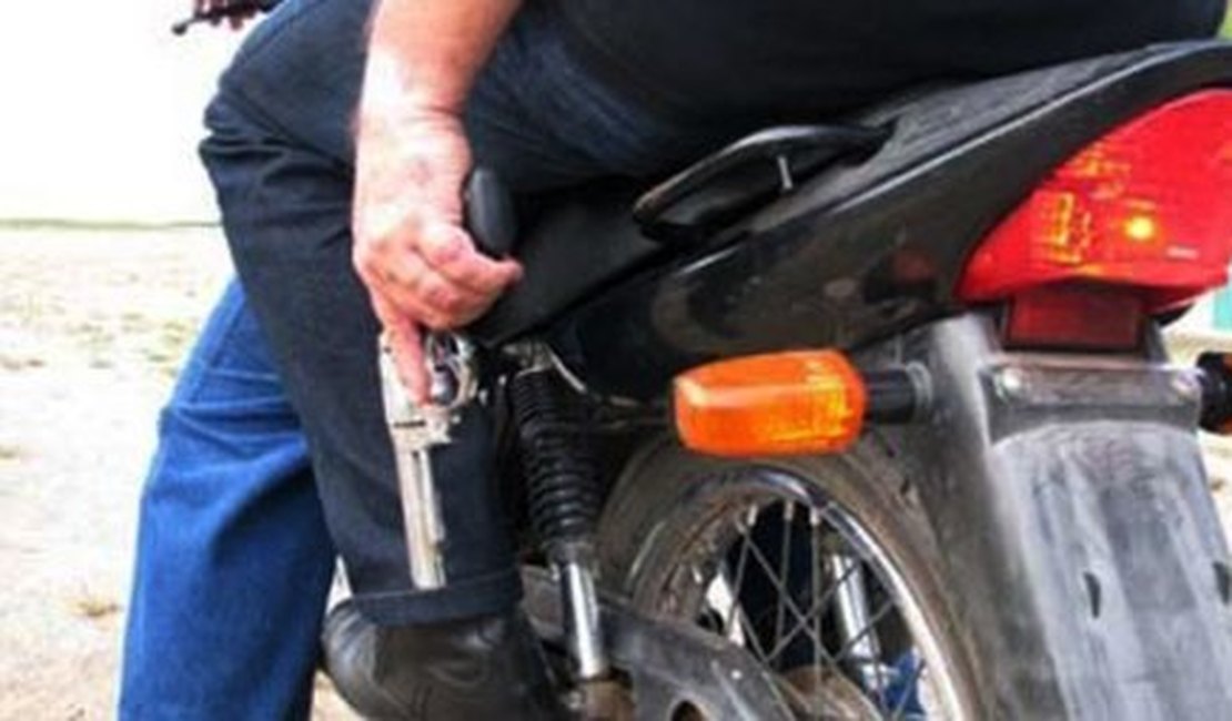 Trio armado rouba duas motocicletas dentro de conjunto residencial em Teotônio Vilela