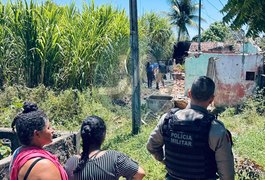 Idoso é encontrado morto no sofá de residência em Palmeira dos Índios; vítima teria sido atingida por golpes de facão