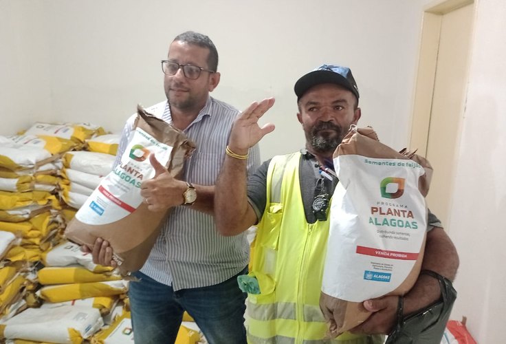 Prefeitura entrega 8 toneladas de sementes de milho e feijão para agricultores de Feira Grande