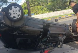 Capotamento de carro deixa dois feridos, em Maceió