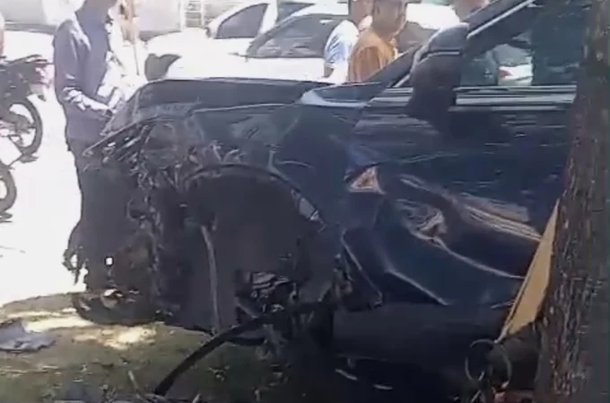 Carro capota após bater em árvore na Avenida Fernandes Lima, em Maceió