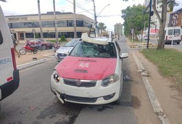 Vídeo. Homem fica ferido após colisão de moto em viatura da polícia, em Arapiraca