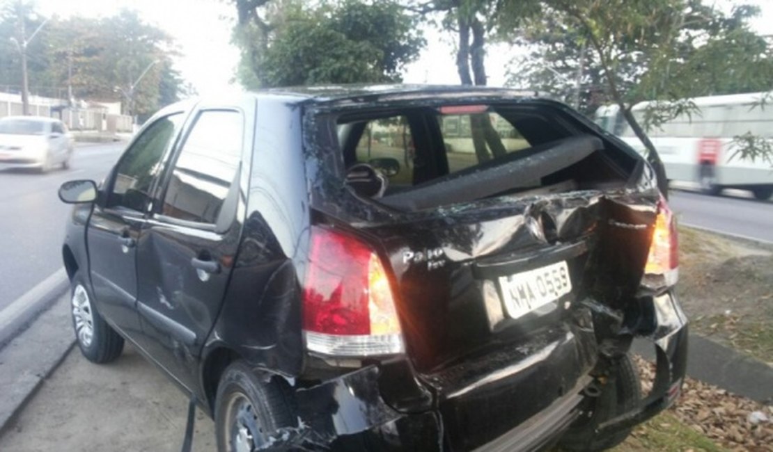 Carro colide com ônibus, invade canteiro e se choca com árvore, em Maceió