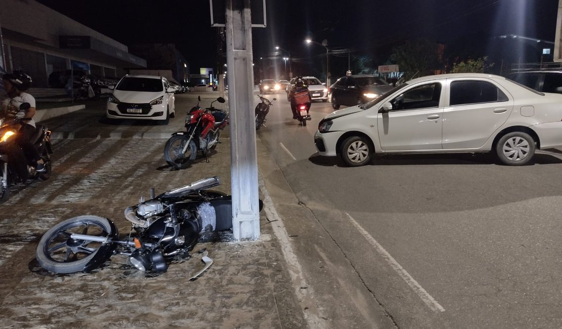Entregador de lanches fica ferido após colidir motocicleta contra carro, em Arapiraca
