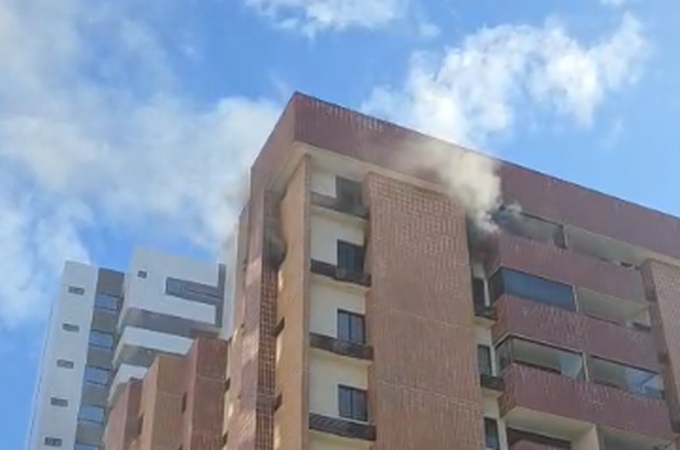 Incêndio atinge apartamento em prédio na Ponta Verde, em Maceió