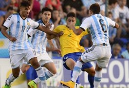 Brasil vacila nos minutos finais e perde clássico para a Argentina