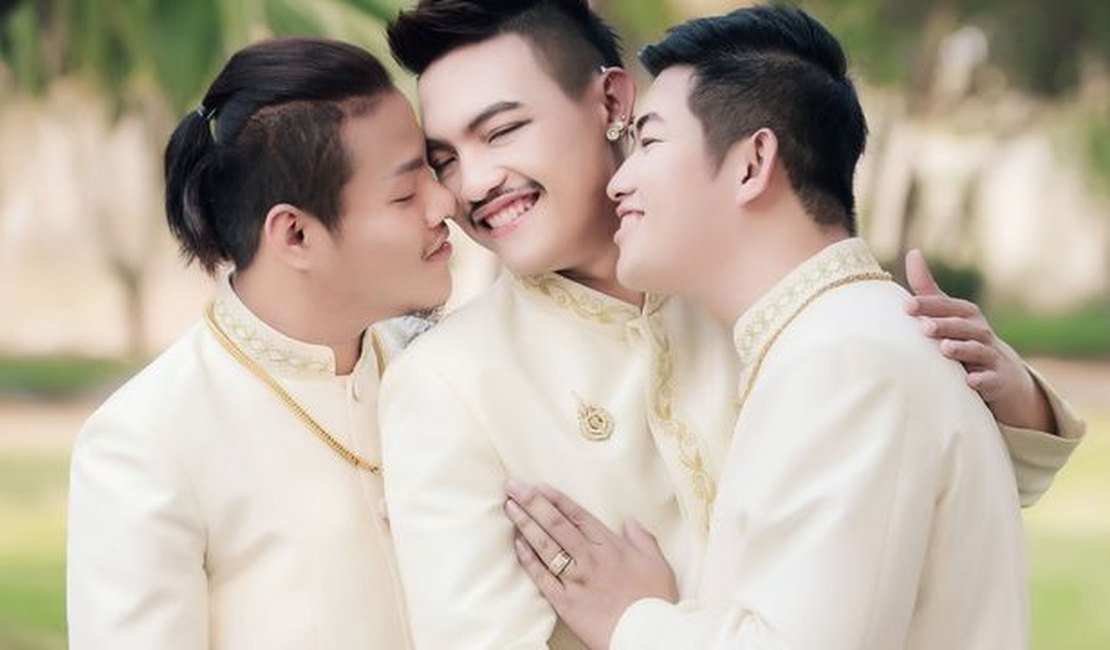 Três homens se casam em união tríplice na Tailândia. 'Aceito. Aceito. Aceito'