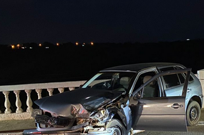 Colisão envolvendo carro e caminhão com carga de água mineral deixa homem ferido em Craíbas