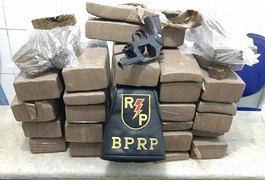 Polícia captura jovem com arma e 50 kg de maconha em Maceió