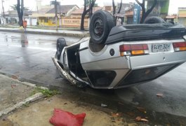 Veículo capota em corredor de ônibus no bairro do Poço, em Maceió