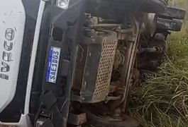 Caminhão perde o controle e sai da pista na AL-115, em Arapiraca