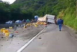 Carreta com carga de cerveja tomba na BR-101, em Flexeiras