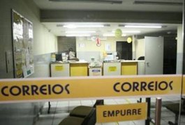 Criminosos rendem clientes e funcionários e assaltam agência dos Correios, em AL