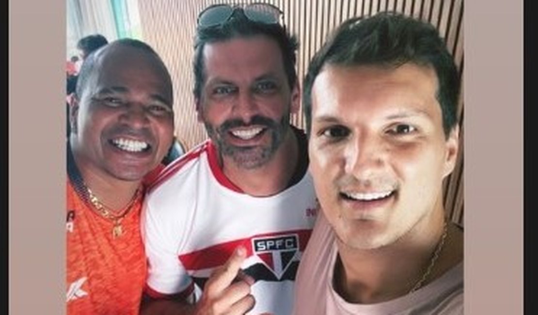 Aloísio Chulapa curte aniversário de 48 anos ao lado de famosos e ex-jogadores em Atalaia