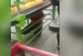 Funcionário de mercado é preso ao se masturbar para criança de 2 anos