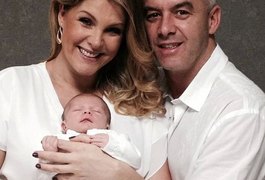 Ana Hickmann apresenta filho Alexandre em rede social