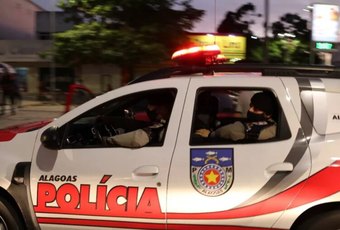 Jovem com mandado de prisão em aberto é detido pela PM no bairro Cacimbas, em Arapiraca