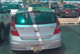 Carro abandonado há 3 anos no aeroporto de Maceió é apreendido pela polícia