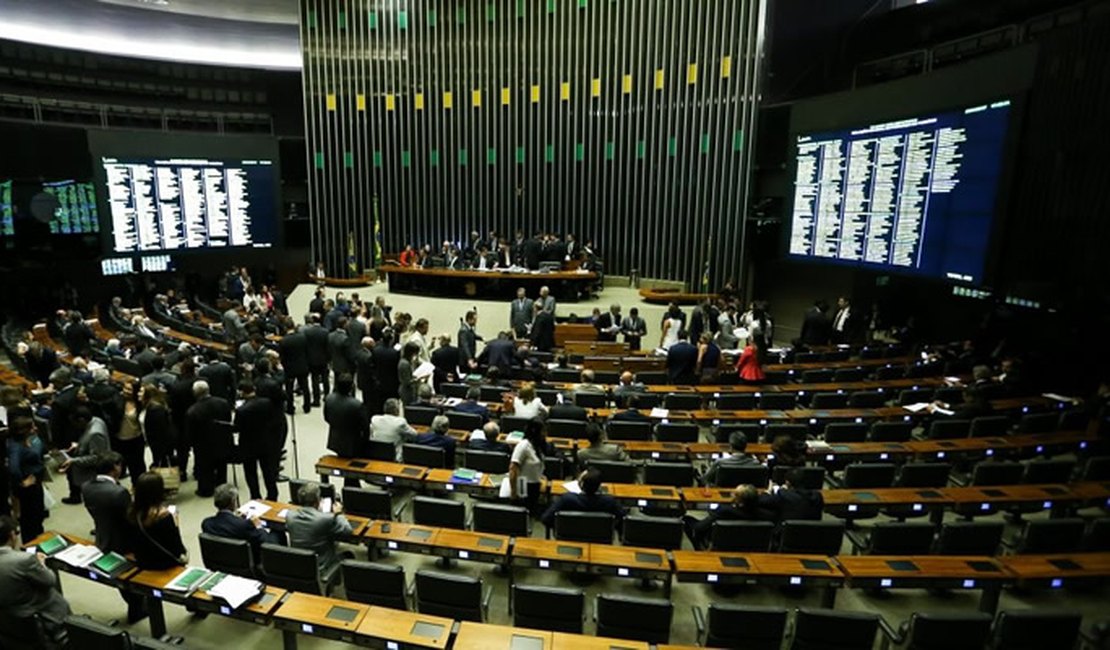 Saiba como será a sessão em que a deputados decidirão se admitem denúncia contra Temer