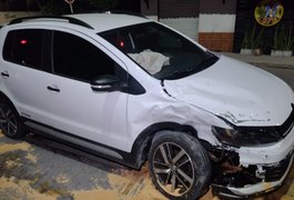Motorista avança em cruzamento, deixa quatro feridos e quebra muro de supermercado em Arapiraca