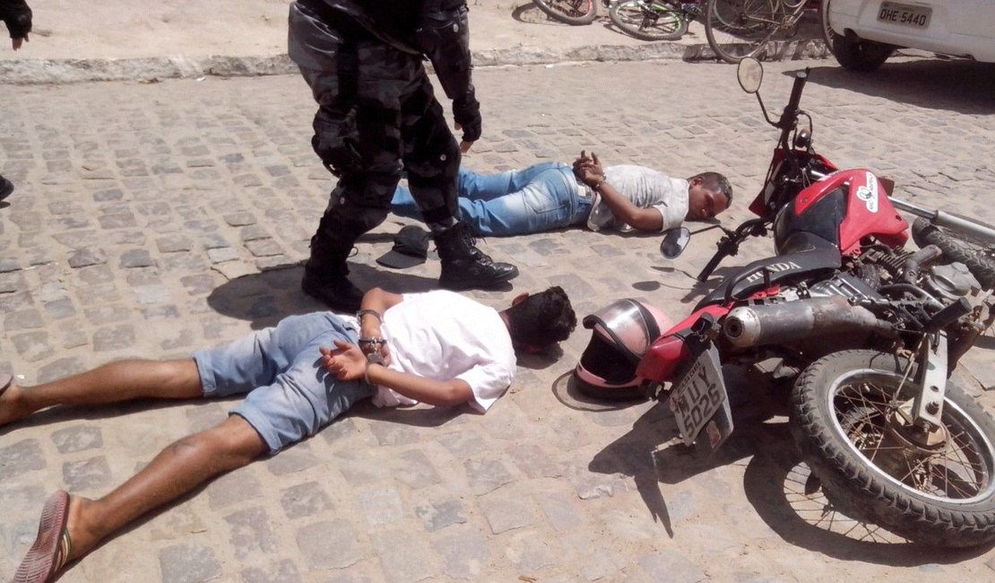 Após perseguição, dupla é detida com moto roubada e arma de fogo, em Arapiraca