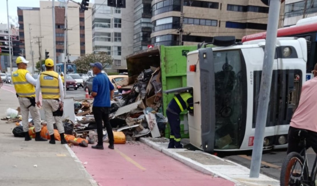 Trabalhador da coleta de lixo de Maceió fica ferido após caminhão tombar na Ponta Verde