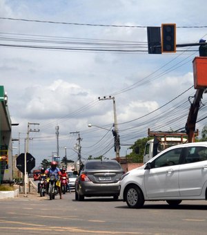 Prefeitura de Arapiraca instala semáforo em cruzamento na AL-115, no bairro Boa Vista