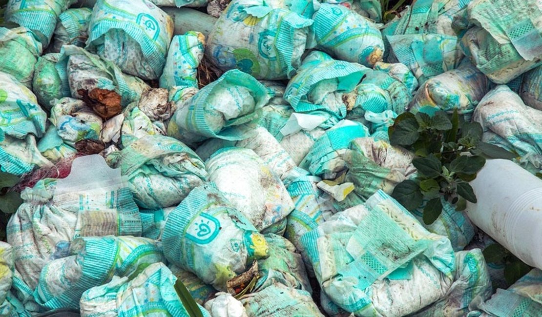 Britânica é presa por manter obsessão de pegar fraldas usadas em latas de lixo