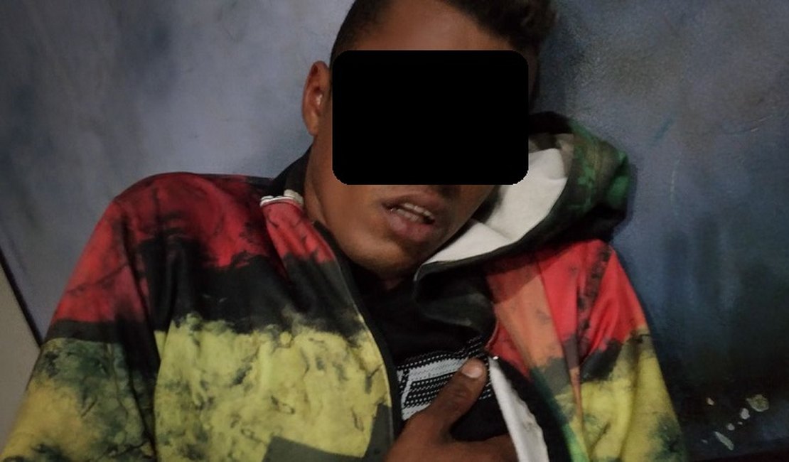 Dupla é presa após tentar fugir da polícia e ser flagrada com espingarda, em Arapiraca