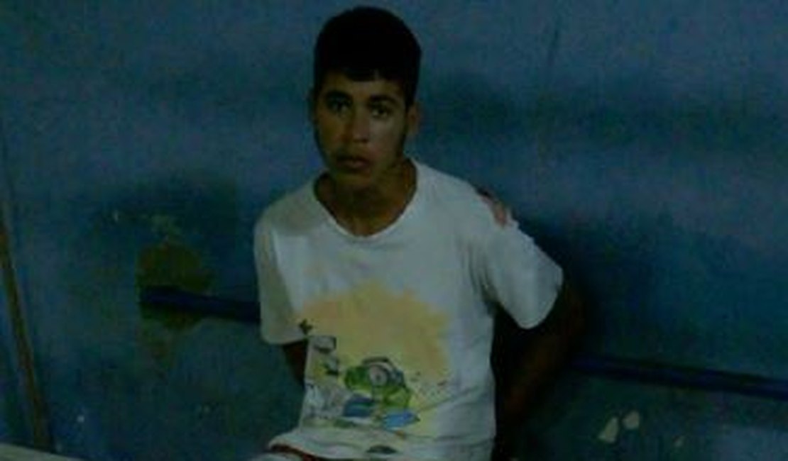 Jovem é capturado pela polícia portando arma de fogo no bairro Jardim Tropical, em Arapiraca
