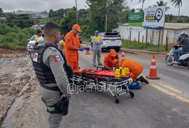 Mulher fica ferida ao sofrer queda de moto na Ladeira do Claudionor, em Arapiraca