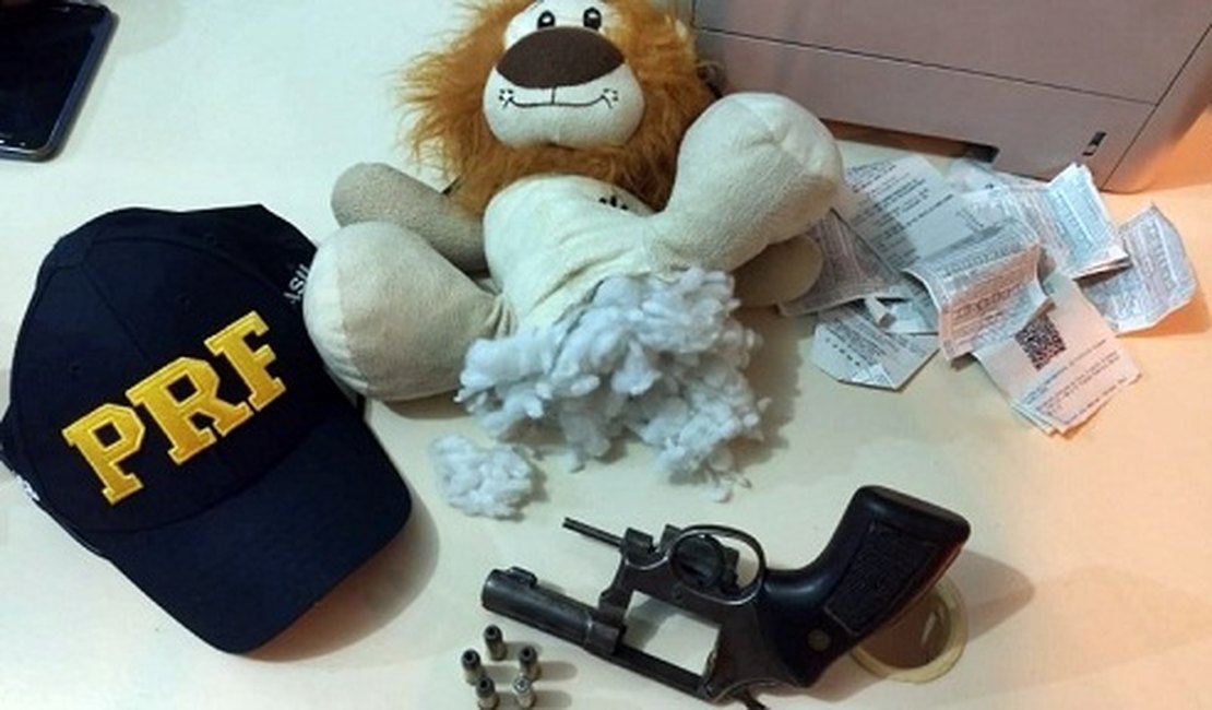 Casal que seguia para Arapiraca com arma escondida em leão de pelúcia é preso no MS