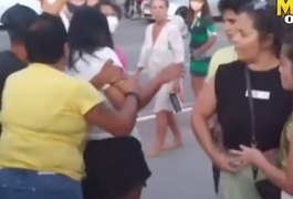 Carlinhos Maia é chamado de ridículo por mulher na orla e rebate: ‘chamei de feia’