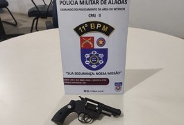 Jovem tenta se livrar de arma de fogo e é preso pela PM em Penedo