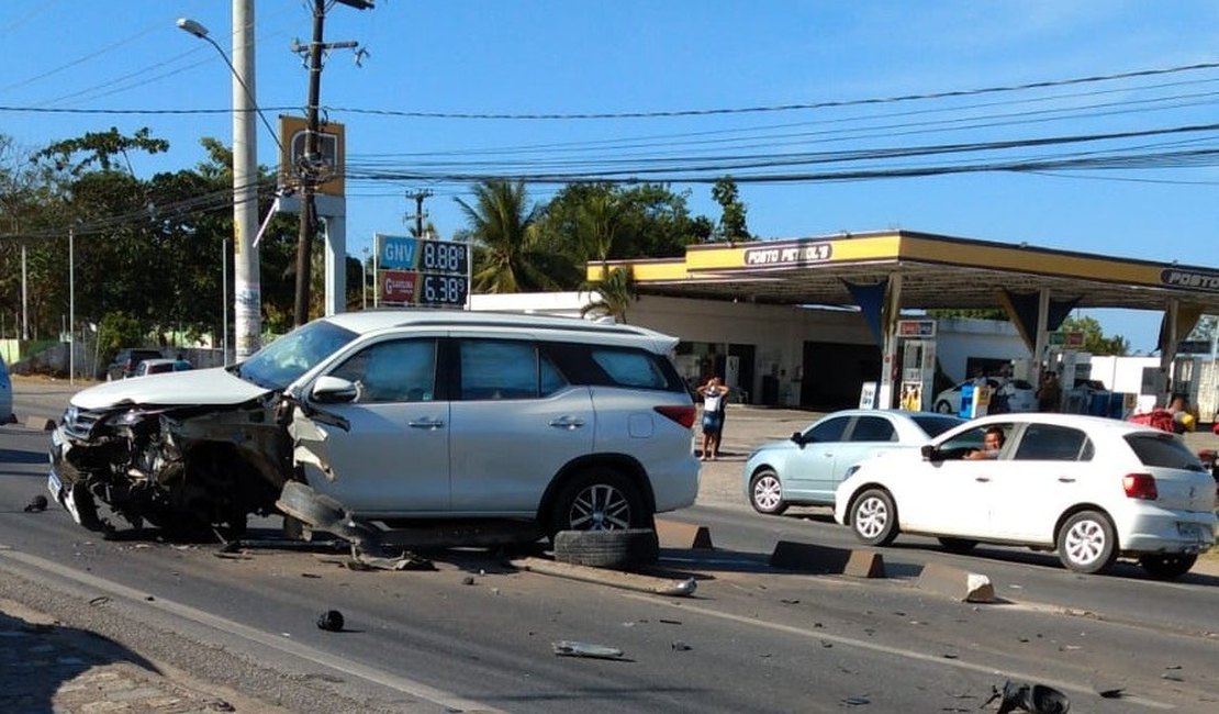 Colisão entre veículos deixa dois feridos em Maceió