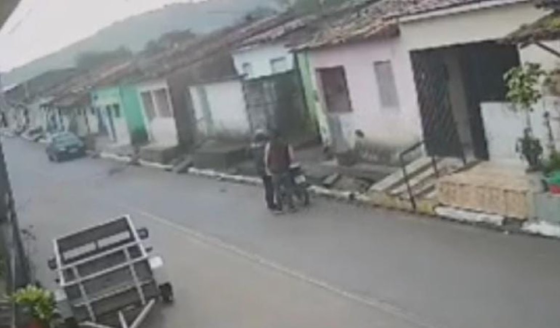 VÍDEO: Insatisfeito com término, homem entra na casa da ex e tenta matá-la a tiros em Maribondo