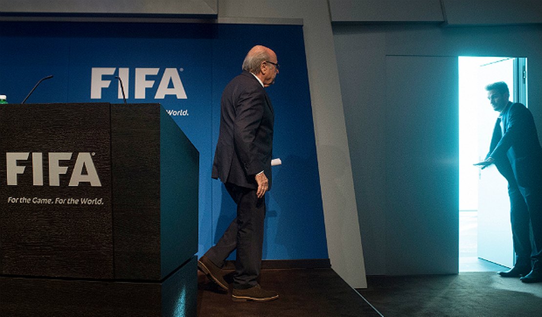 Sob suspeita, Blatter entrega cargo e anuncia novas eleições na Fifa