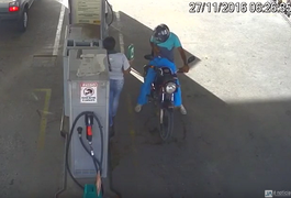 Vídeo mostra ação de bandido em assalto a posto de combustíveis em Arapiraca