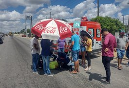 Motorista reduz velocidade em quebra-molas e motociclista colide na traseira do veículo em frente ao HEA