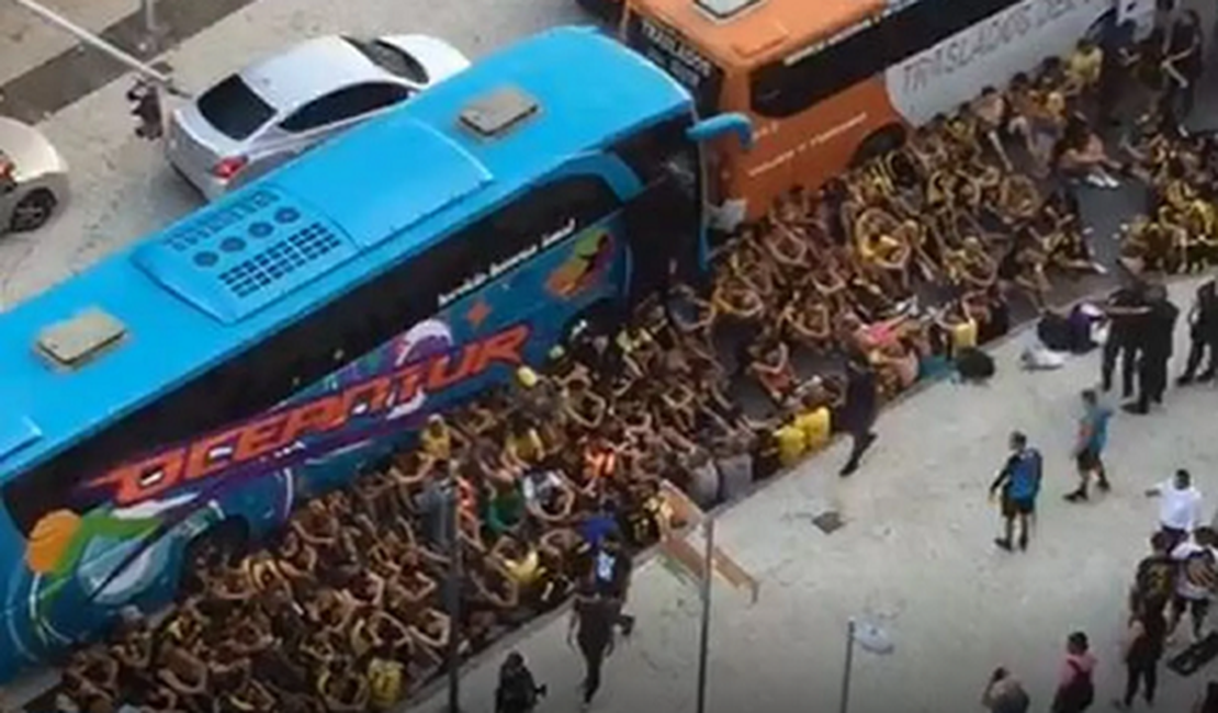 VÍDEO. Torcedores do Peñarol e flamenguistas em confronto no calçadão do Leme