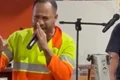 Trabalhador da limpeza urbana impressiona ao cantar hit de Pablo em bar de Maceió; assista