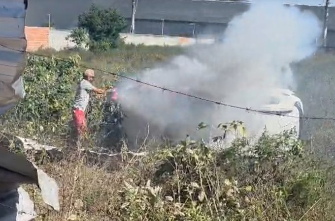 Carro perde controle ao tentar evitar colisão e atinge estrutura de ferro e pega fogo, em Arapiraca