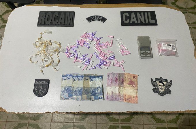 Ação policial apreende 104 pinos de cocaína e 75 pedras de crack no Manoel Teles