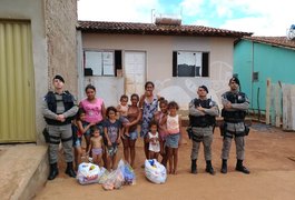 Força Tática faz entrega de cestas básicas para famílias com dificuldades, em Arapiraca