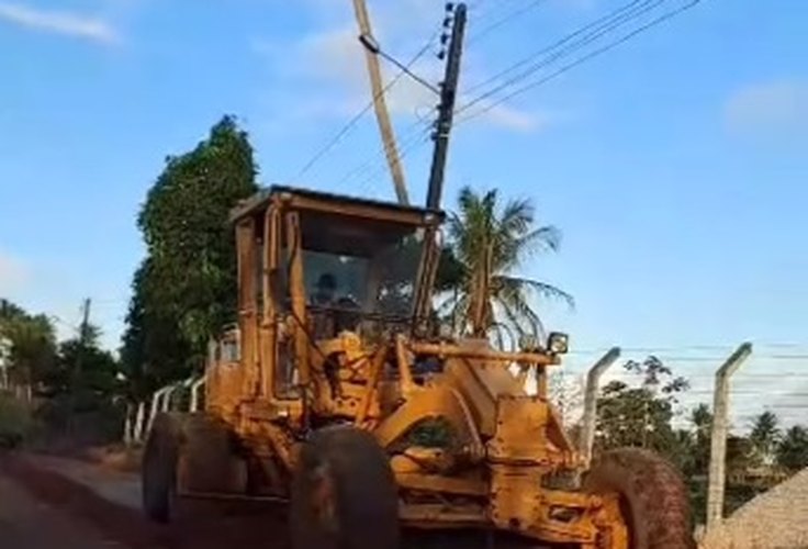 Prefeitura ﻿inicia obras para asfalto que liga Feira Grande ao Povoado Olho D’água do Meio, e realiza ﻿manutenção em estradas vicinais