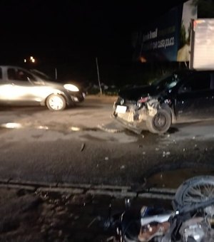 Vídeo. Motociclista fica gravemente ferido após forte colisão em veículo de passeio, em Arapiraca