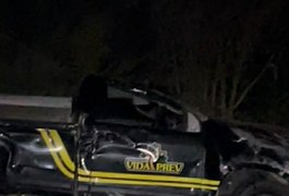 Veículo de funerária desvia de animal que cruzava estrada e cai em ribanceira no Sertão de Alagoas