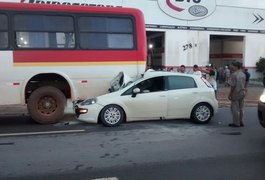 Acidente envolvendo carro e ônibus deixa trânsito lento na AL-220, em Arapiraca