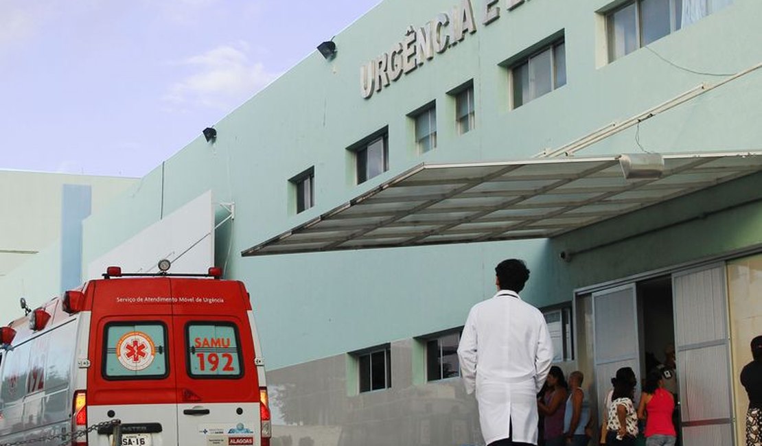 Criança de 1 ano é atingida por bala perdida no colo da mãe