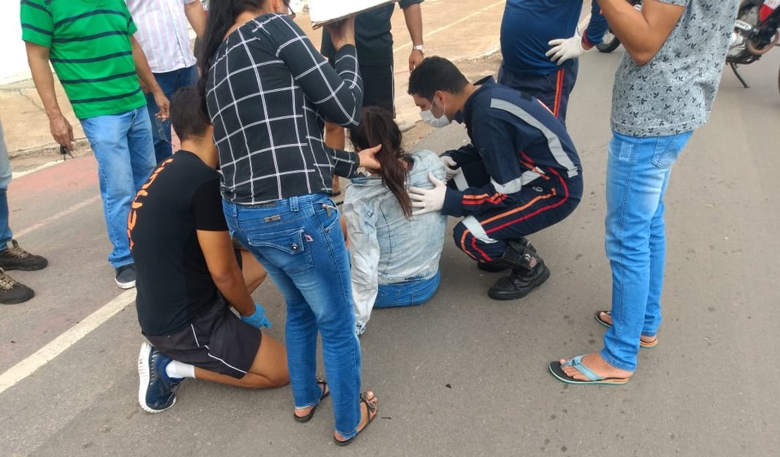 Jovem de 21 anos fica ferida ao colidir moto em viatura da Polícia Civil, em Arapiraca